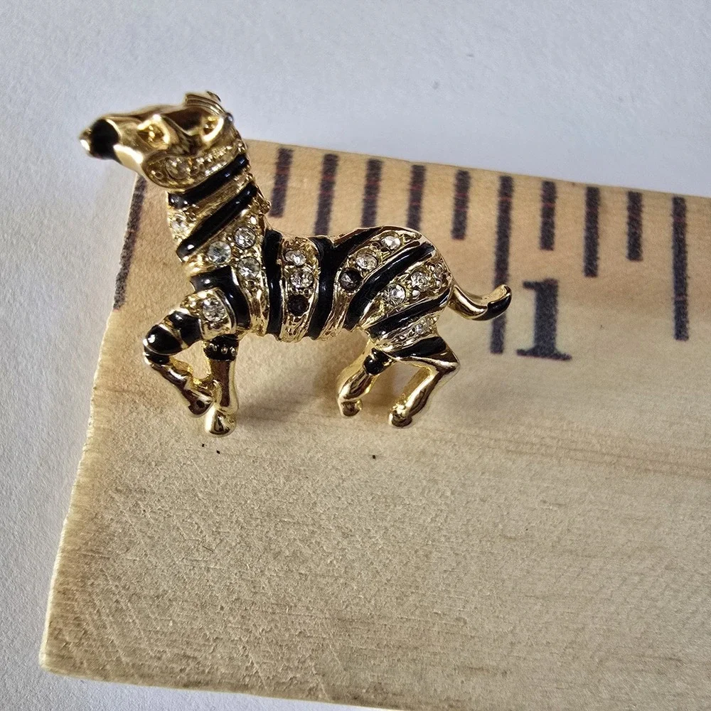 Unsigned Gold Tone Running Zebra Lapel Pin Missing Rhinestone Vintage‎